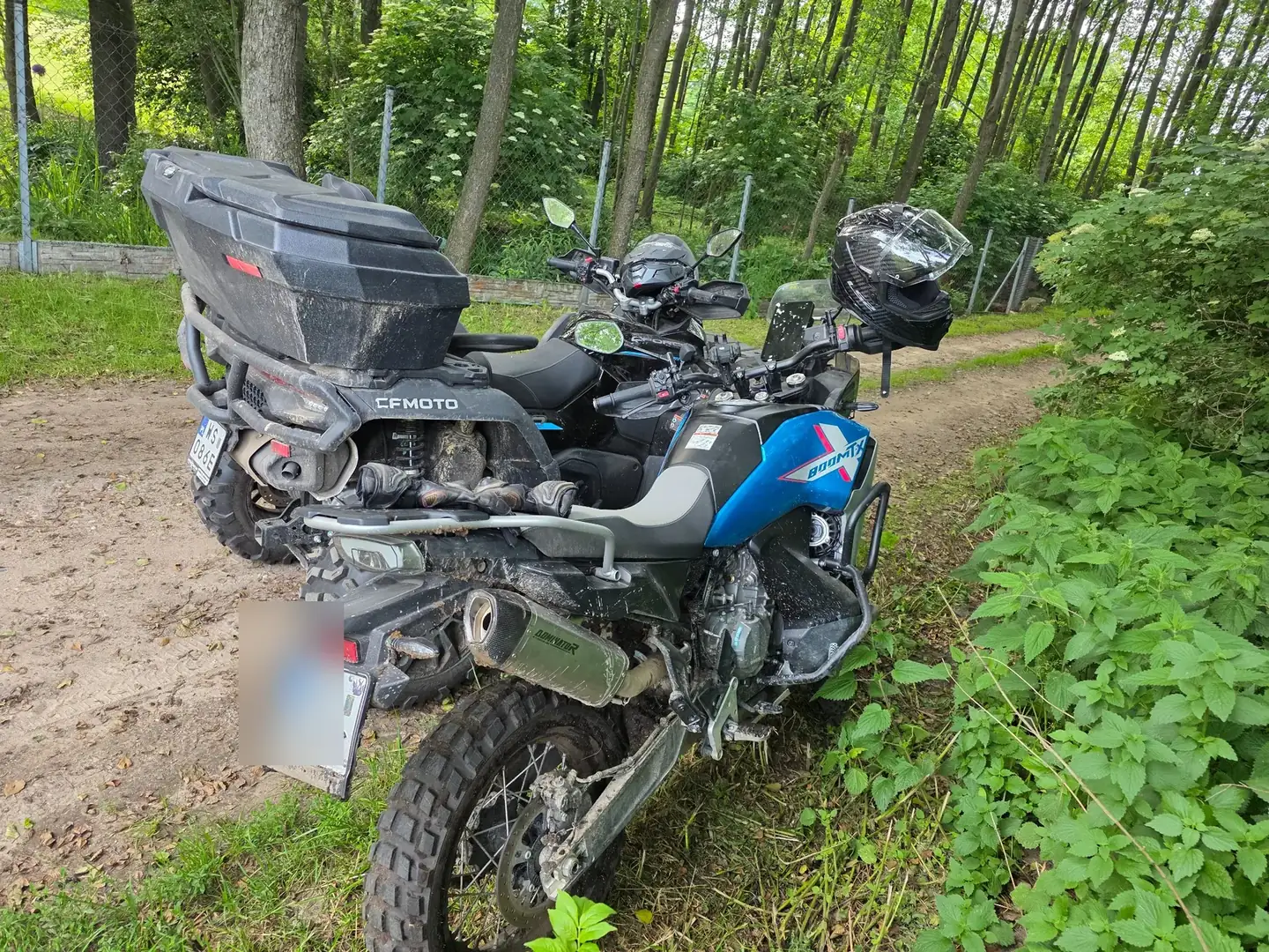 Quad i motocykl na postoju