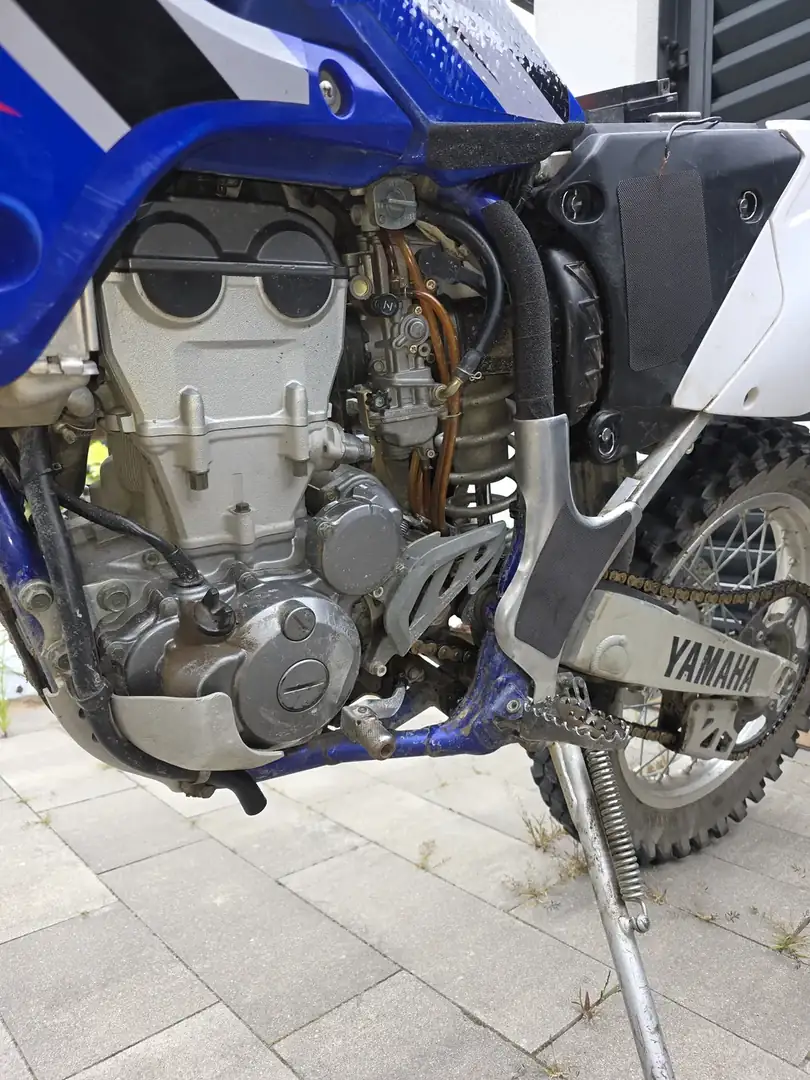 Motocykl enduro w trakcie prac