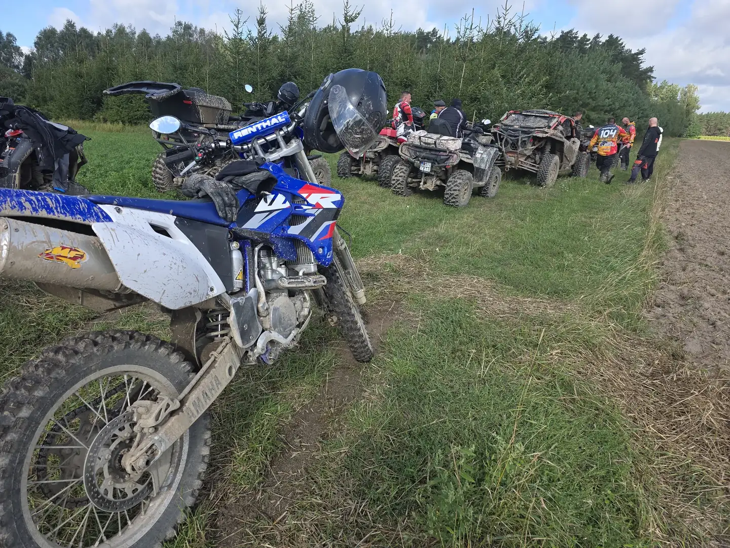 Motocykl enduro w ekipie