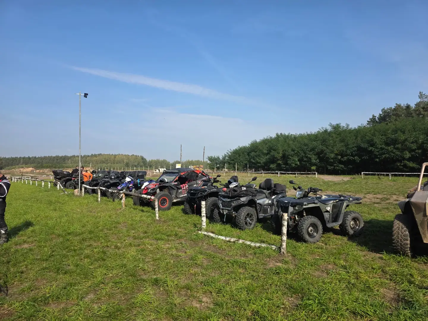 Quad na trasie terenowej