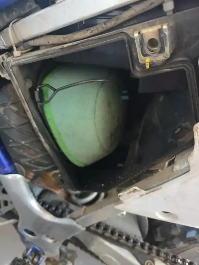 Komora filtra powietrza w motocyklu